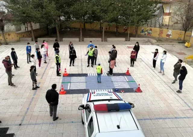'Trafik Dedektifleri Projesi' ile Erzincan'da öğrencilere eğitim verildi 'Trafik Dedektifleri Projesi' ile Erzincan'da öğrencilere eğitim verildi