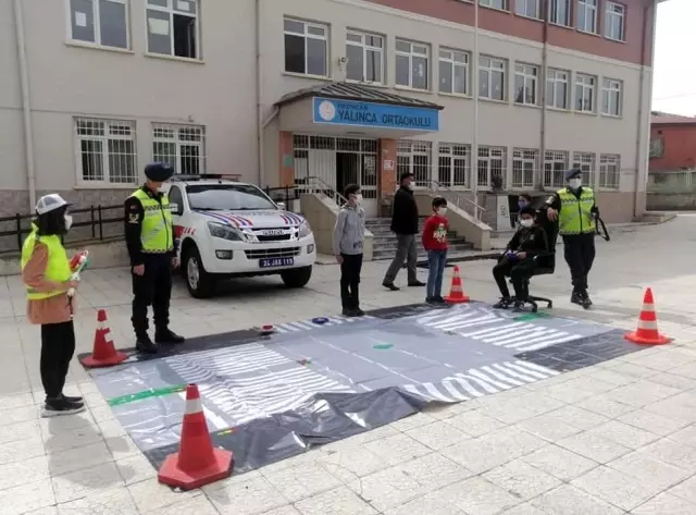 'Trafik Dedektifleri Projesi' ile Erzincan'da öğrencilere eğitim verildi 'Trafik Dedektifleri Projesi' ile Erzincan'da öğrencilere eğitim verildi