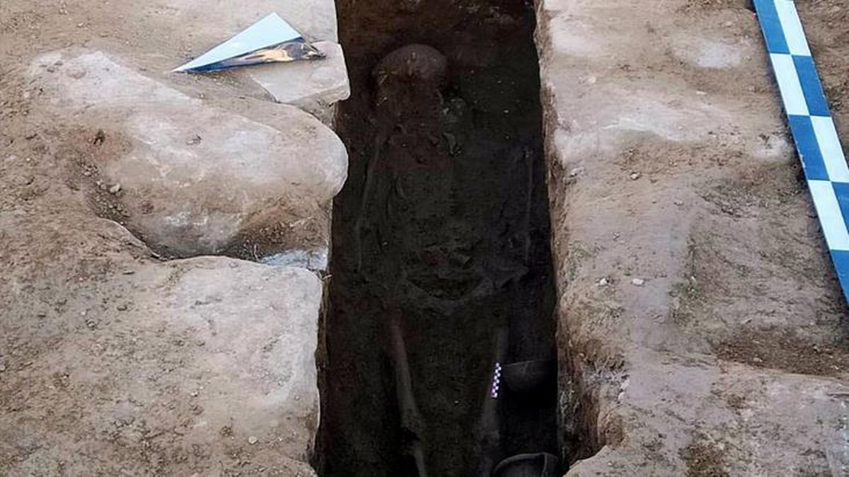 Traktörün pulluğuna takılan taş, lahit mezarı ortaya çıktı