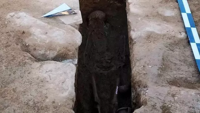 Traktörün pulluğuna takılan taş, lahit mezarı ortaya çıktı Traktörün pulluğuna takılan taş, lahit mezarı ortaya çıktı