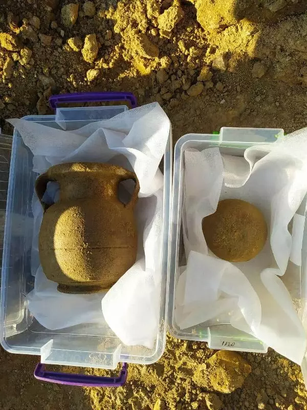 Traktörünün pulluğuna taş takıldı, lahit mezar ortaya çıktı Traktörünün pulluğuna taş takıldı, lahit mezar ortaya çıktı