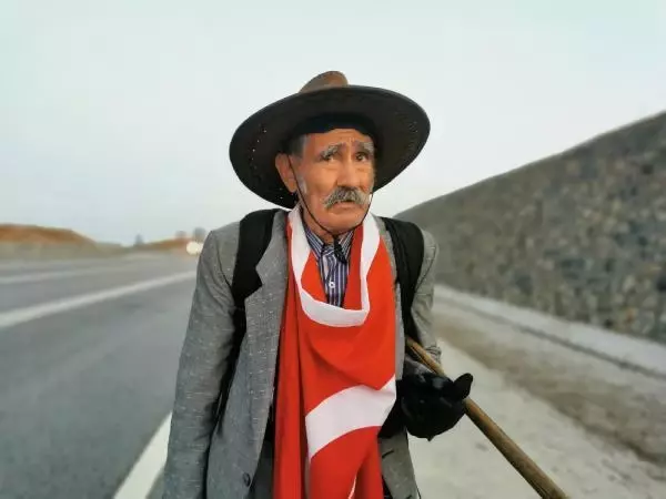 TUNCELİLİ 'ROBİNSON CRUSOE' SAĞLIK ÇALIŞANLARI VE GÜVENLİK GÜÇLERİ İÇİN YÜRÜDÜ TUNCELİLİ 'ROBİNSON CRUSOE' SAĞLIK ÇALIŞANLARI VE GÜVENLİK GÜÇLERİ İÇİN YÜRÜDÜ