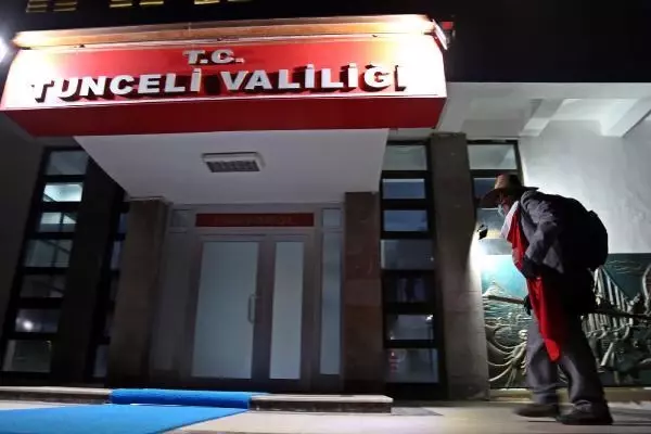 TUNCELİLİ 'ROBİNSON CRUSOE' SAĞLIK ÇALIŞANLARI VE GÜVENLİK GÜÇLERİ İÇİN YÜRÜDÜ TUNCELİLİ 'ROBİNSON CRUSOE' SAĞLIK ÇALIŞANLARI VE GÜVENLİK GÜÇLERİ İÇİN YÜRÜDÜ
