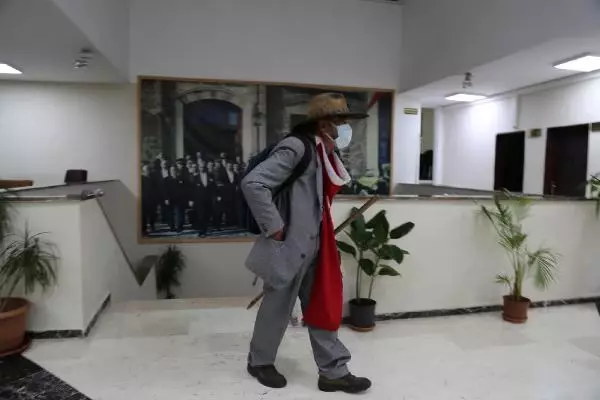 TUNCELİLİ 'ROBİNSON CRUSOE' SAĞLIK ÇALIŞANLARI VE GÜVENLİK GÜÇLERİ İÇİN YÜRÜDÜ TUNCELİLİ 'ROBİNSON CRUSOE' SAĞLIK ÇALIŞANLARI VE GÜVENLİK GÜÇLERİ İÇİN YÜRÜDÜ