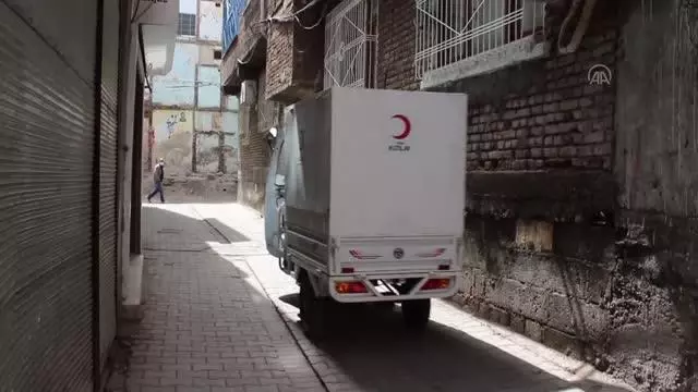Türk Kızılay Diyarbakır Şubesi ihtiyaç sahiplerinin yemeklerini evlerine ulaştırıyor Türk Kızılay Diyarbakır Şubesi ihtiyaç sahiplerinin yemeklerini evlerine ulaştırıyor
