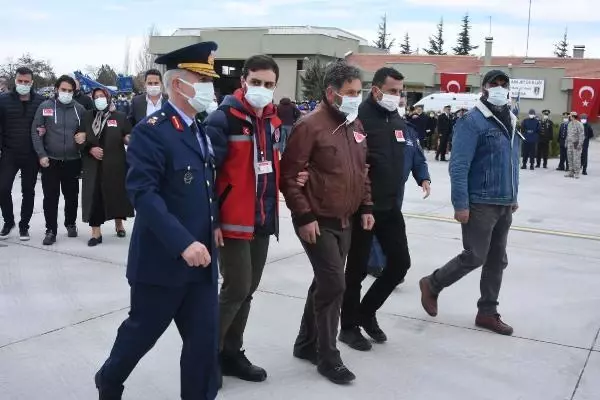 KONYA TÜRK YILDIZLARI'NIN ŞEHİT PİLOTU, MEMLEKETİNE UĞURLANDI KONYA TÜRK YILDIZLARI'NIN ŞEHİT PİLOTU, MEMLEKETİNE UĞURLANDI