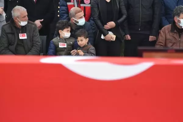 KONYA TÜRK YILDIZLARI'NIN ŞEHİT PİLOTU, MEMLEKETİNE UĞURLANDI KONYA TÜRK YILDIZLARI'NIN ŞEHİT PİLOTU, MEMLEKETİNE UĞURLANDI