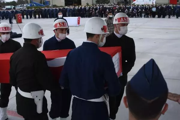 KONYA TÜRK YILDIZLARI'NIN ŞEHİT PİLOTU, MEMLEKETİNE UĞURLANDI KONYA TÜRK YILDIZLARI'NIN ŞEHİT PİLOTU, MEMLEKETİNE UĞURLANDI