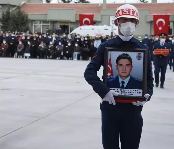 KONYA TÜRK YILDIZLARI'NIN ŞEHİT PİLOTU, MEMLEKETİNE UĞURLANDI KONYA TÜRK YILDIZLARI'NIN ŞEHİT PİLOTU, MEMLEKETİNE UĞURLANDI