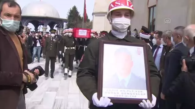 Son dakika... Türk Yıldızları uçağının düşmesi sonucu şehit olan pilot Yüzbaşı Gençcelep'in naaşı toprağa verildi Son dakika... Türk Yıldızları uçağının düşmesi sonucu şehit olan pilot Yüzbaşı Gençcelep'in naaşı toprağa verildi
