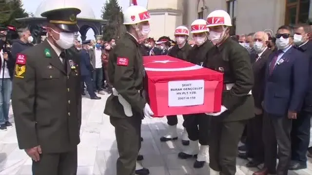 Son dakika... Türk Yıldızları uçağının düşmesi sonucu şehit olan pilot Yüzbaşı Gençcelep'in naaşı toprağa verildi Son dakika... Türk Yıldızları uçağının düşmesi sonucu şehit olan pilot Yüzbaşı Gençcelep'in naaşı toprağa verildi