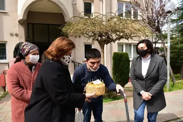 Tuzla'nın özel çocuğu Yusuf'a Başkan Yazıcı'dan doğum günü sürprizi Tuzla'nın özel çocuğu Yusuf'a Başkan Yazıcı'dan doğum günü sürprizi