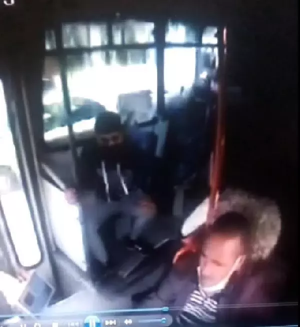 ÜCRET ÖDEMEDEN HALK OTOBÜSÜNE BİNEN 2 GENCİN ŞOFÖRÜ DARBETMESİ KAMERADA ÜCRET ÖDEMEDEN HALK OTOBÜSÜNE BİNEN 2 GENCİN ŞOFÖRÜ DARBETMESİ KAMERADA