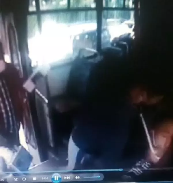 ÜCRET ÖDEMEDEN HALK OTOBÜSÜNE BİNEN 2 GENCİN ŞOFÖRÜ DARBETMESİ KAMERADA ÜCRET ÖDEMEDEN HALK OTOBÜSÜNE BİNEN 2 GENCİN ŞOFÖRÜ DARBETMESİ KAMERADA
