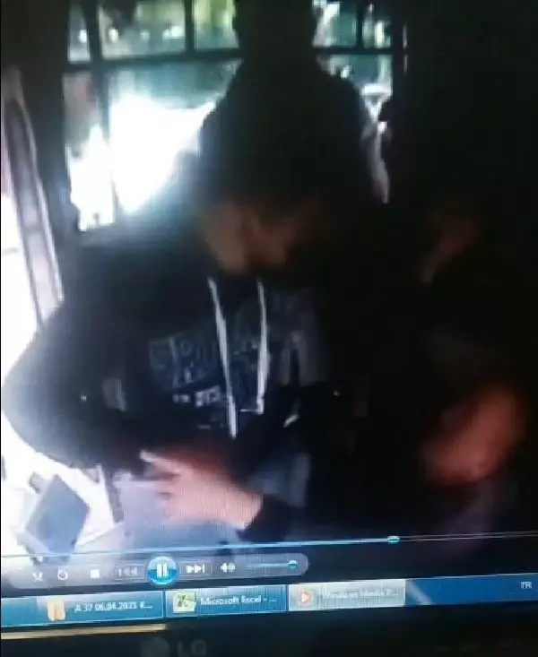 ÜCRET ÖDEMEDEN HALK OTOBÜSÜNE BİNEN 2 GENCİN ŞOFÖRÜ DARBETMESİ KAMERADA ÜCRET ÖDEMEDEN HALK OTOBÜSÜNE BİNEN 2 GENCİN ŞOFÖRÜ DARBETMESİ KAMERADA