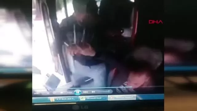 ÜCRET ÖDEMEDEN HALK OTOBÜSÜNE BİNEN 2 GENCİN ŞOFÖRÜ DARBETMESİ KAMERADA ÜCRET ÖDEMEDEN HALK OTOBÜSÜNE BİNEN 2 GENCİN ŞOFÖRÜ DARBETMESİ KAMERADA