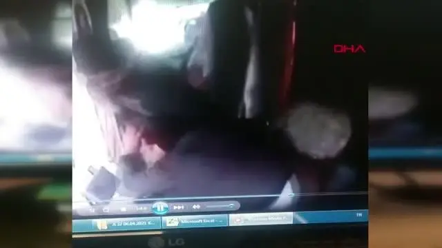 ÜCRET ÖDEMEDEN HALK OTOBÜSÜNE BİNEN 2 GENCİN ŞOFÖRÜ DARBETMESİ KAMERADA ÜCRET ÖDEMEDEN HALK OTOBÜSÜNE BİNEN 2 GENCİN ŞOFÖRÜ DARBETMESİ KAMERADA
