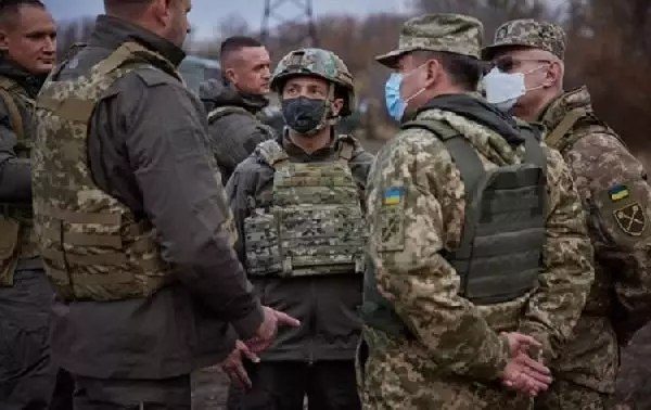 Ukrayna lideri Zelenskiy orduya moral vermek için Donbas'a gitti Ukrayna lideri Zelenskiy orduya moral vermek için Donbas'a gitti