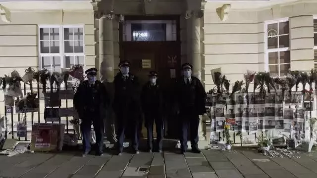 İngiltere, cunta yönetiminin Myanmar'ın Londra Büyükelçisini elçilik binasına almamasını kınadı İngiltere, cunta yönetiminin Myanmar'ın Londra Büyükelçisini elçilik binasına almamasını kınadı