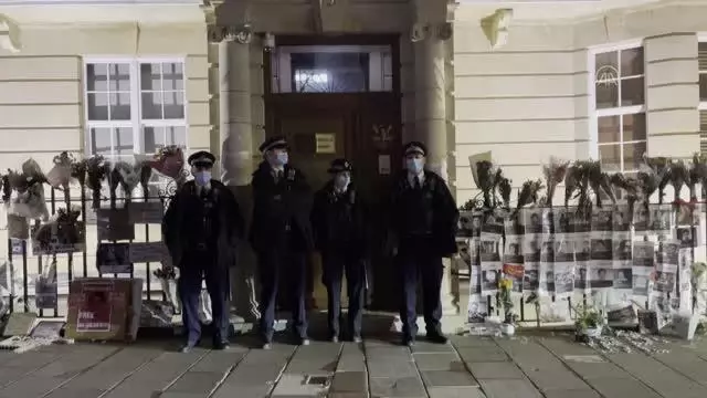 İngiltere, cunta yönetiminin Myanmar'ın Londra Büyükelçisini elçilik binasına almamasını kınadı İngiltere, cunta yönetiminin Myanmar'ın Londra Büyükelçisini elçilik binasına almamasını kınadı