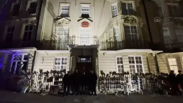 İngiltere, cunta yönetiminin Myanmar'ın Londra Büyükelçisini elçilik binasına almamasını kınadı İngiltere, cunta yönetiminin Myanmar'ın Londra Büyükelçisini elçilik binasına almamasını kınadı