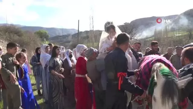 Unutulmaya yüz tutan geleneği yaşatılıyor...Gelini ata bindirip damat evine götürdüler Unutulmaya yüz tutan geleneği yaşatılıyor...Gelini ata bindirip damat evine götürdüler