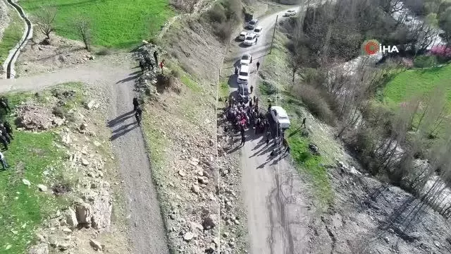 Unutulmaya yüz tutan geleneği yaşatılıyor...Gelini ata bindirip damat evine götürdüler Unutulmaya yüz tutan geleneği yaşatılıyor...Gelini ata bindirip damat evine götürdüler