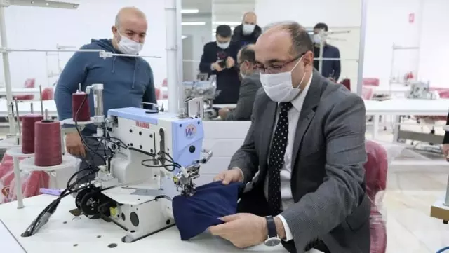 Üretime başlayacak tekstil atölyesindeki ilk ürünü Başkan Çöl dikti Üretime başlayacak tekstil atölyesindeki ilk ürünü Başkan Çöl dikti