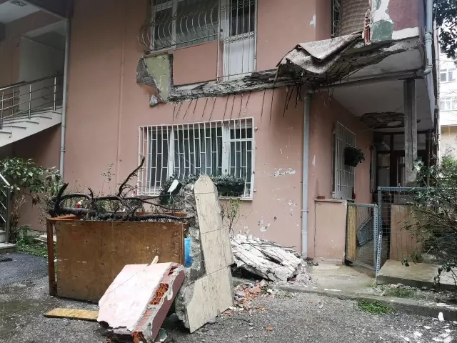 Üsküdar'da 5 katlı binada evin balkonu çöktü Üsküdar'da 5 katlı binada evin balkonu çöktü