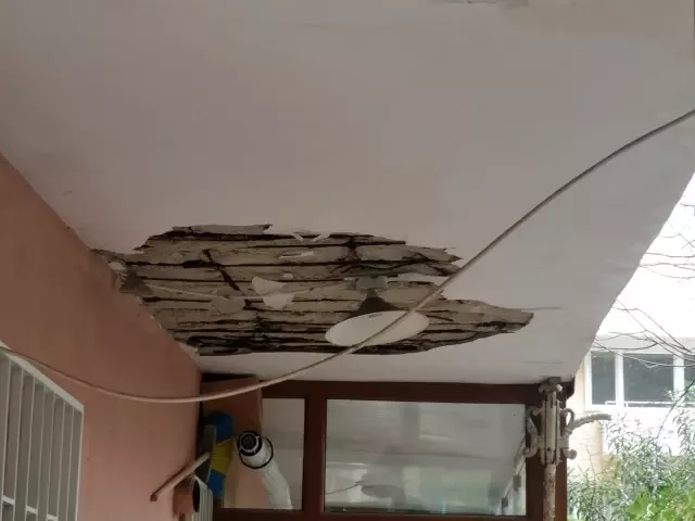 Üsküdar'da 5 katlı binada evin balkonu çöktü Üsküdar'da 5 katlı binada evin balkonu çöktü