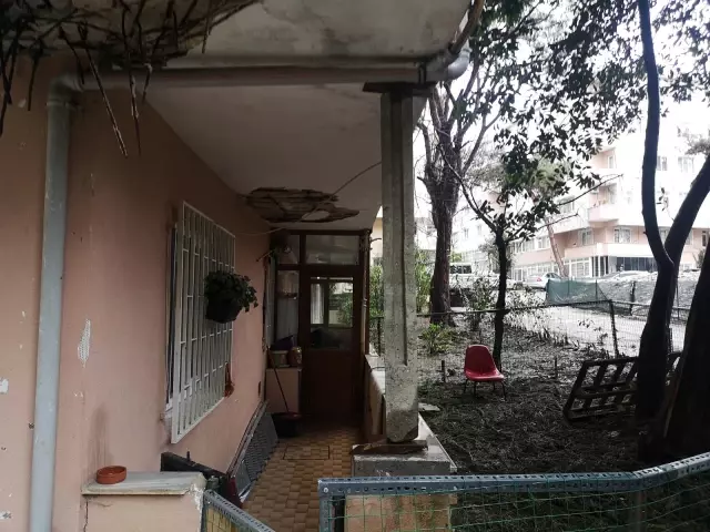 Üsküdar'da 5 katlı binada evin balkonu çöktü Üsküdar'da 5 katlı binada evin balkonu çöktü
