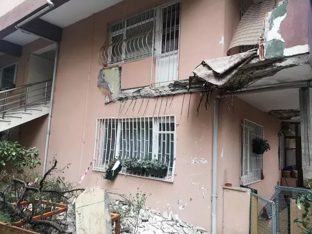 Üsküdar'da 5 katlı binada evin balkonu çöktü Üsküdar'da 5 katlı binada evin balkonu çöktü