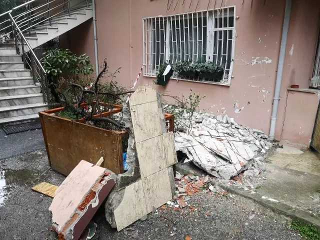 Üsküdar'da 5 katlı binada evin balkonu çöktü Üsküdar'da 5 katlı binada evin balkonu çöktü