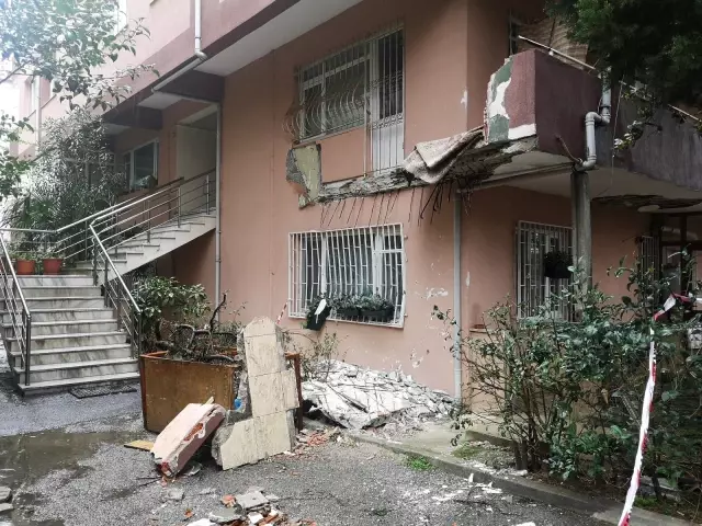 Üsküdar'da 5 katlı binada evin balkonu çöktü Üsküdar'da 5 katlı binada evin balkonu çöktü