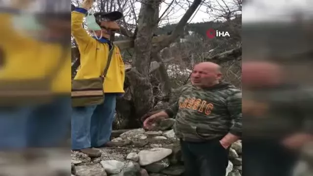 Vaka sayısı sıfır olan köyde ilginç korona önlemi...Köyün girişine ahşaptan insan heykeli yaptılar, çantasına da maske doldurdular Vaka sayısı sıfır olan köyde ilginç korona önlemi...Köyün girişine ahşaptan insan heykeli yaptılar, çantasına da maske doldurdular