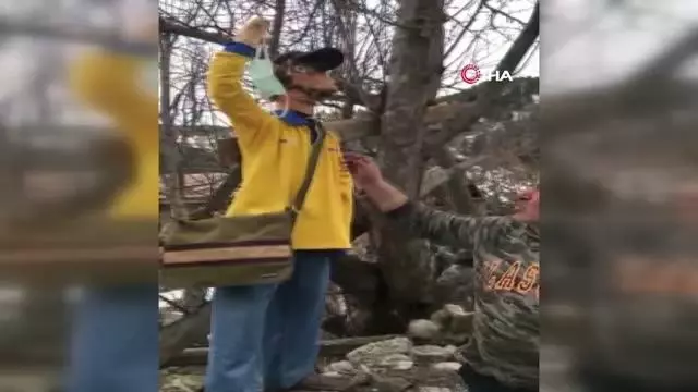 Vaka sayısı sıfır olan köyde ilginç korona önlemi...Köyün girişine ahşaptan insan heykeli yaptılar, çantasına da maske doldurdular Vaka sayısı sıfır olan köyde ilginç korona önlemi...Köyün girişine ahşaptan insan heykeli yaptılar, çantasına da maske doldurdular