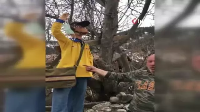 Vaka sayısı sıfır olan köyde ilginç korona önlemi...Köyün girişine ahşaptan insan heykeli yaptılar, çantasına da maske doldurdular Vaka sayısı sıfır olan köyde ilginç korona önlemi...Köyün girişine ahşaptan insan heykeli yaptılar, çantasına da maske doldurdular