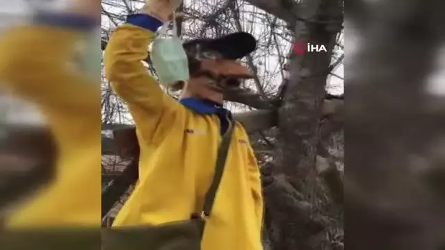 Vaka sayısı sıfır olan köyde ilginç korona önlemi...Köyün girişine ahşaptan insan heykeli yaptılar, çantasına da maske doldurdular Vaka sayısı sıfır olan köyde ilginç korona önlemi...Köyün girişine ahşaptan insan heykeli yaptılar, çantasına da maske doldurdular