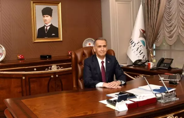 Vali Çuhadar 10 Nisan Polis Haftasını kutladı Vali Çuhadar 10 Nisan Polis Haftasını kutladı