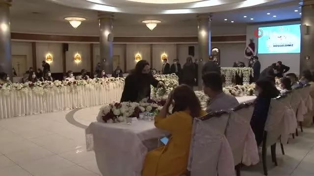 Vali Yerlikaya, Ümraniye'de 12 Roman çiftin nikah şahidi oldu Vali Yerlikaya, Ümraniye'de 12 Roman çiftin nikah şahidi oldu