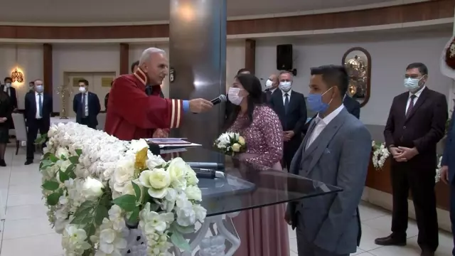 Vali Yerlikaya, Ümraniye'de 12 Roman çiftin nikah şahidi oldu Vali Yerlikaya, Ümraniye'de 12 Roman çiftin nikah şahidi oldu