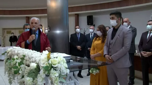 Vali Yerlikaya, Ümraniye'de 12 Roman çiftin nikah şahidi oldu Vali Yerlikaya, Ümraniye'de 12 Roman çiftin nikah şahidi oldu