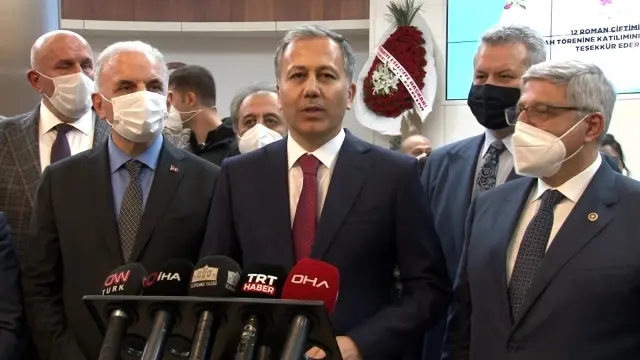 Vali Yerlikaya, Ümraniye'de 12 Roman çiftin nikah şahidi oldu Vali Yerlikaya, Ümraniye'de 12 Roman çiftin nikah şahidi oldu