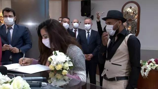 Vali Yerlikaya, Ümraniye'de 12 Roman çiftin nikah şahidi oldu Vali Yerlikaya, Ümraniye'de 12 Roman çiftin nikah şahidi oldu