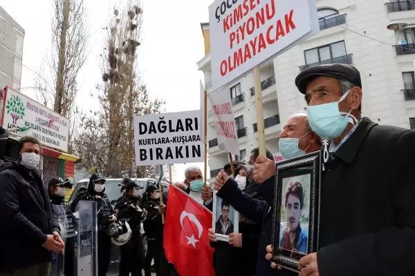 VAN'DAKİ ANNELERİN EVLAT EYLEMİNE DİYARBAKIR'DAKİ ANNELERDEN DESTEK VAN'DAKİ ANNELERİN EVLAT EYLEMİNE DİYARBAKIR'DAKİ ANNELERDEN DESTEK