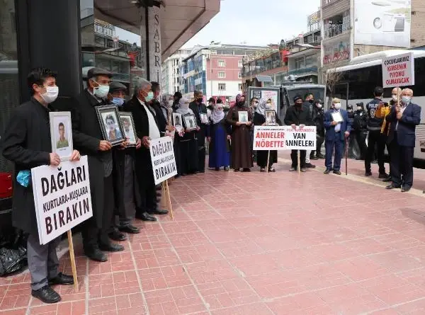 VAN'DAKİ ANNELERİN EVLAT EYLEMİNE DİYARBAKIR'DAKİ ANNELERDEN DESTEK VAN'DAKİ ANNELERİN EVLAT EYLEMİNE DİYARBAKIR'DAKİ ANNELERDEN DESTEK