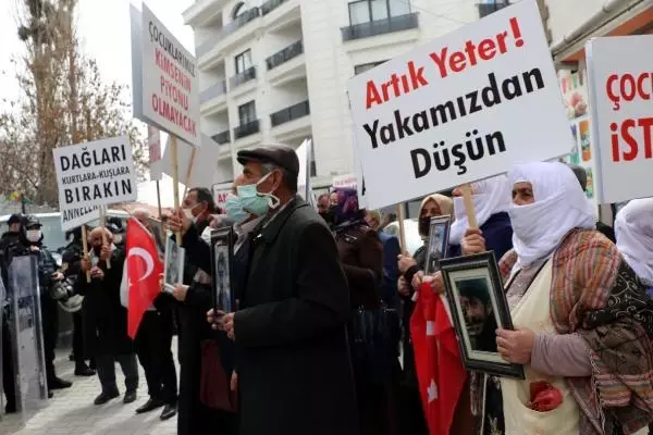 VAN'DAKİ ANNELERİN EVLAT EYLEMİNE DİYARBAKIR'DAKİ ANNELERDEN DESTEK VAN'DAKİ ANNELERİN EVLAT EYLEMİNE DİYARBAKIR'DAKİ ANNELERDEN DESTEK