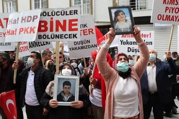 VAN'DAKİ ANNELERİN EVLAT EYLEMİNE DİYARBAKIR'DAKİ ANNELERDEN DESTEK VAN'DAKİ ANNELERİN EVLAT EYLEMİNE DİYARBAKIR'DAKİ ANNELERDEN DESTEK