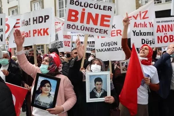 VAN'DAKİ ANNELERİN EVLAT EYLEMİNE DİYARBAKIR'DAKİ ANNELERDEN DESTEK VAN'DAKİ ANNELERİN EVLAT EYLEMİNE DİYARBAKIR'DAKİ ANNELERDEN DESTEK