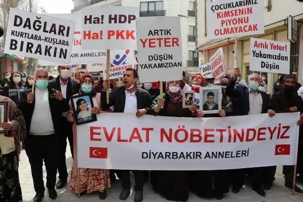 VAN'DAKİ ANNELERİN EVLAT EYLEMİNE DİYARBAKIR'DAKİ ANNELERDEN DESTEK VAN'DAKİ ANNELERİN EVLAT EYLEMİNE DİYARBAKIR'DAKİ ANNELERDEN DESTEK